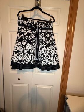 Larry Levine Black and White Floral Skater Skirt with Waist Tie - 10